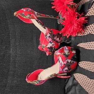 Sz 10 Red Oriental flower pattern heels